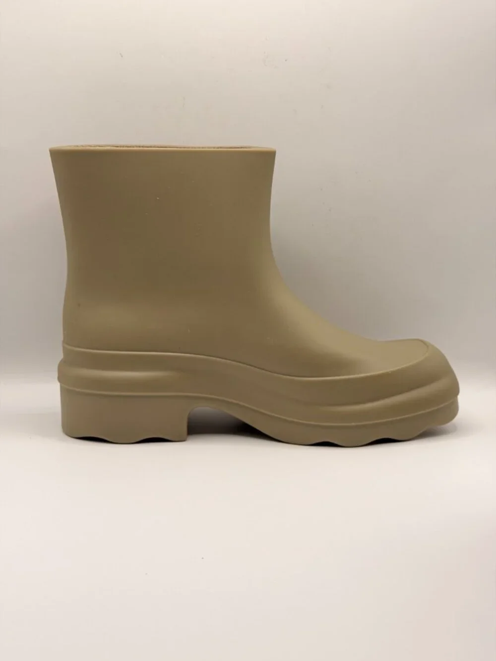 Vince Women's Nia Light Straw Rubber Rain Boot Sz 8